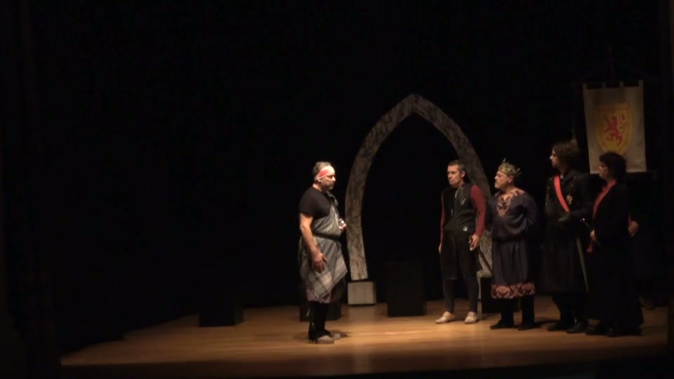 Il capitano ferito riferisce al re Duncan della battaglia