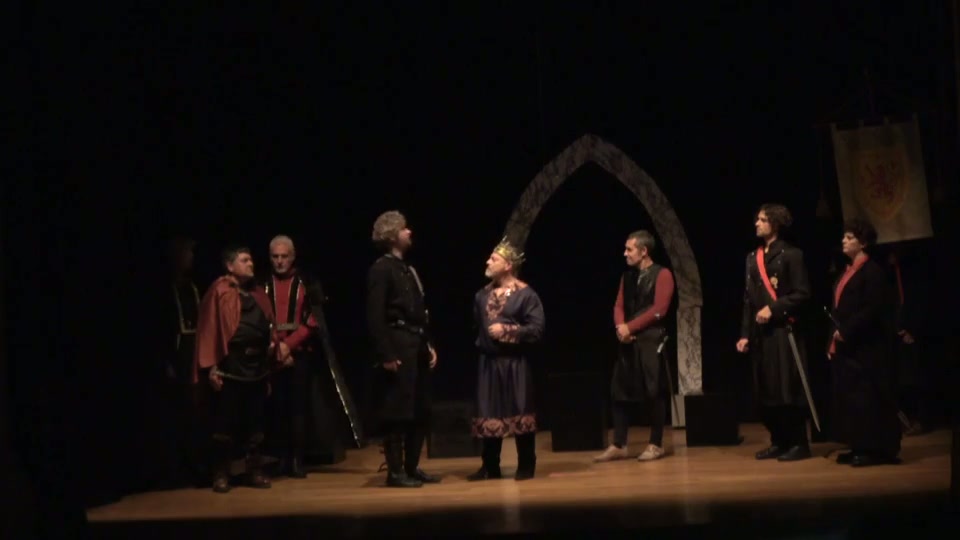 Re Duncan accoglie Macbeth e gli annuncia che verrà al suo castello