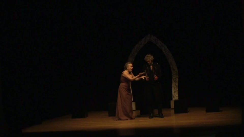 Il delitto è compiuto, Macbeth è traumatizzato e Lady Macbeth deve riportare i pugnali nella camera