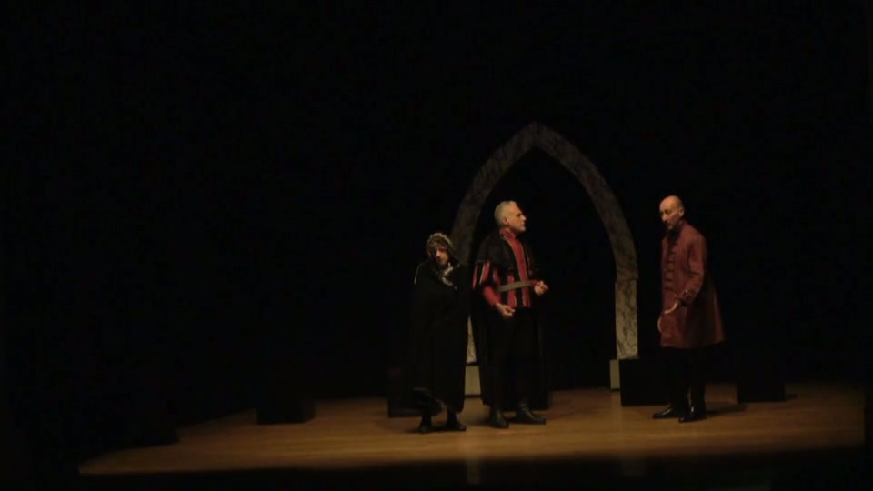 Ross si confida con un anziano, poi arriva Macduff annunciando che Macbeth sarà re