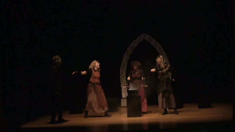 Macbeth trova le tre streghe che danzano intorno al calderone