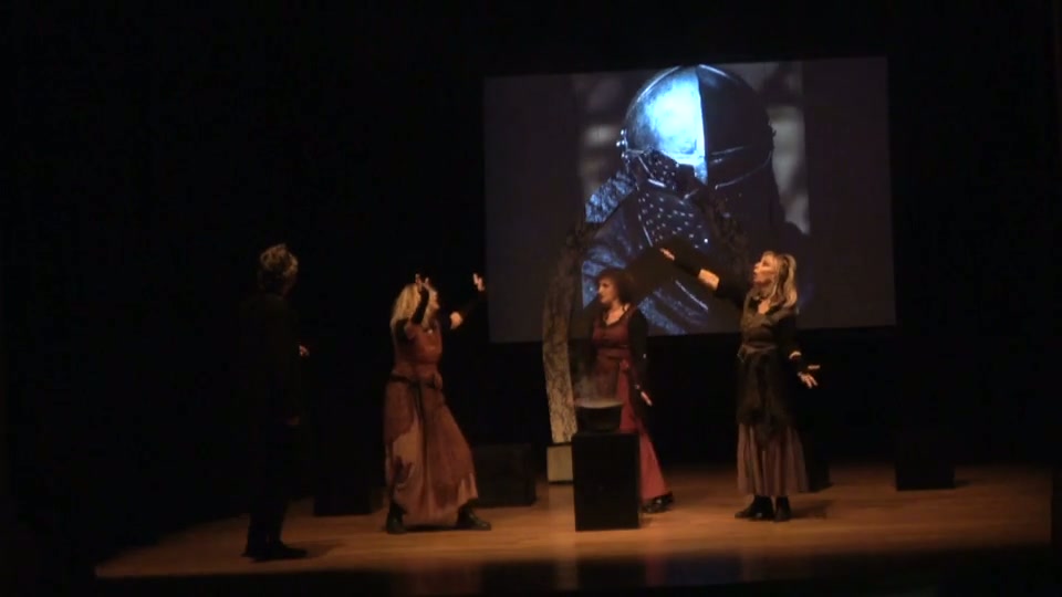 Macbeth vede la prima apparizione, la testa di un uomo in armatura