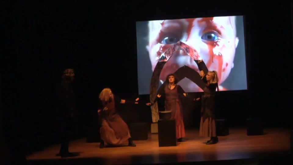 La seconda apparizione è un neonato insanguinato