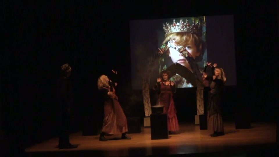 La terza apparizione è un bambino incoronato con un ramoscello in mano