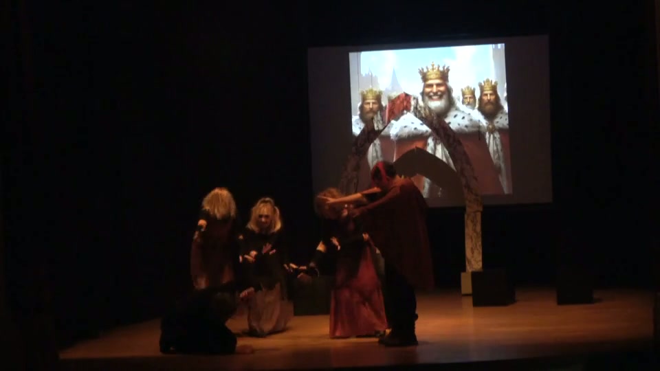 Appare anche lo spettro di Banquo e Macbeth si inginocchia disperato