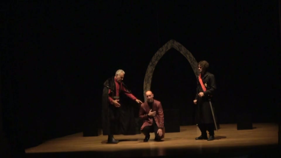 In Inghilterra Ross annuncia l'uccisione della moglie e dei figli di Macduff a lui e Malcom