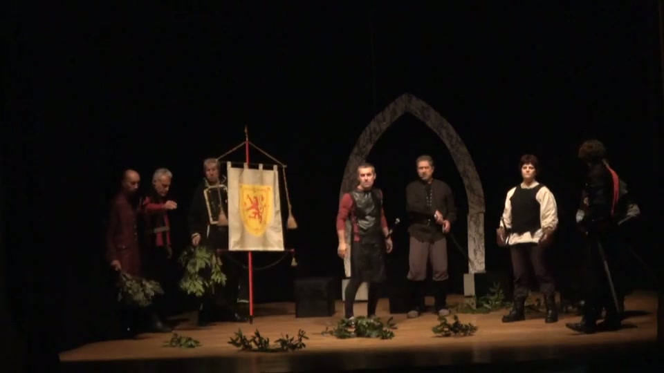 Le truppe buttano a terra le fronde e si preparano all'attacco di Macbeth