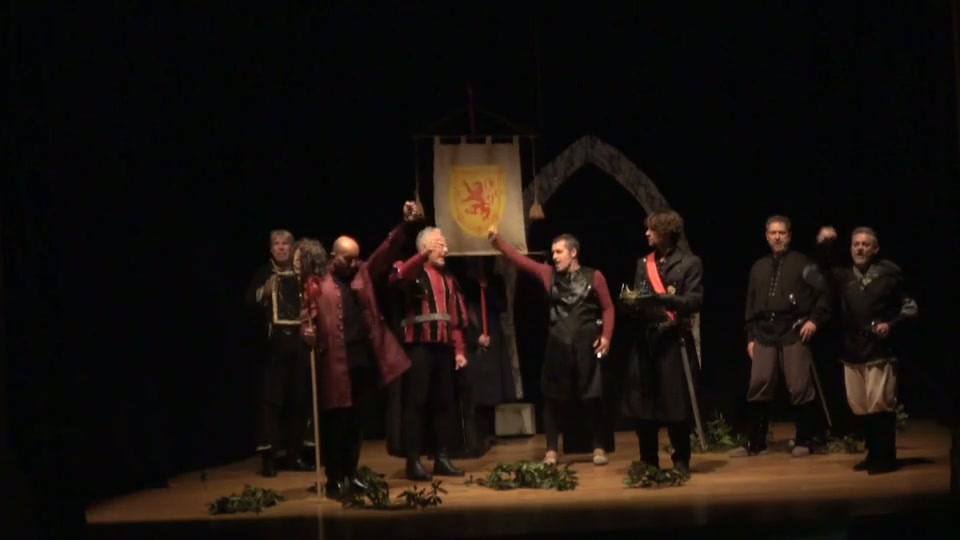 La battaglia è vinta, Macduff mostra la testa di Macbeth, Malcom è proclamato re di Scozia