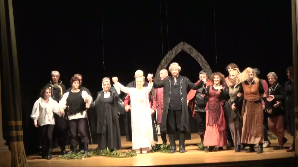 Tutti gli attori ringraziano il pubblico